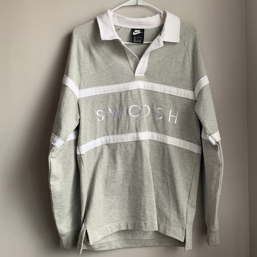 Nike Swoosh Crew in Grey